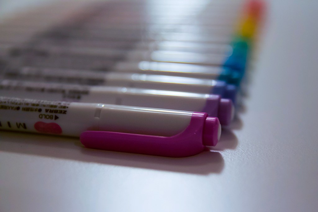 8th grade student image of drawing pens using aperture manipulation to express a shallow depth-of-field